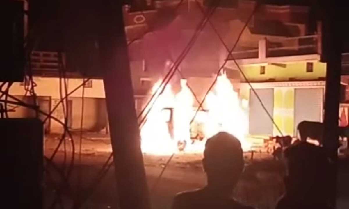 अमलेश्वर में बवाल, सरपंच के घर पर पथराव, पुलिस के सामने फूंकी गाडिय़ां